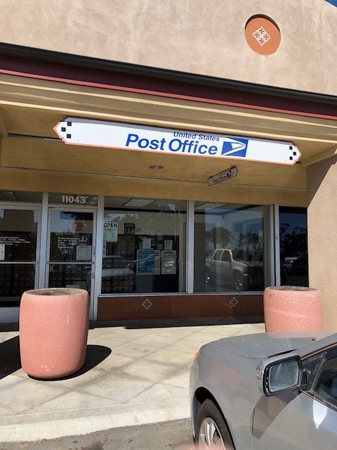 A Post Office storefront in a strip mall.