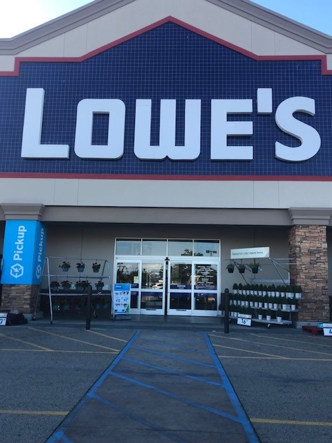 The front of a Lowe's hardware store.